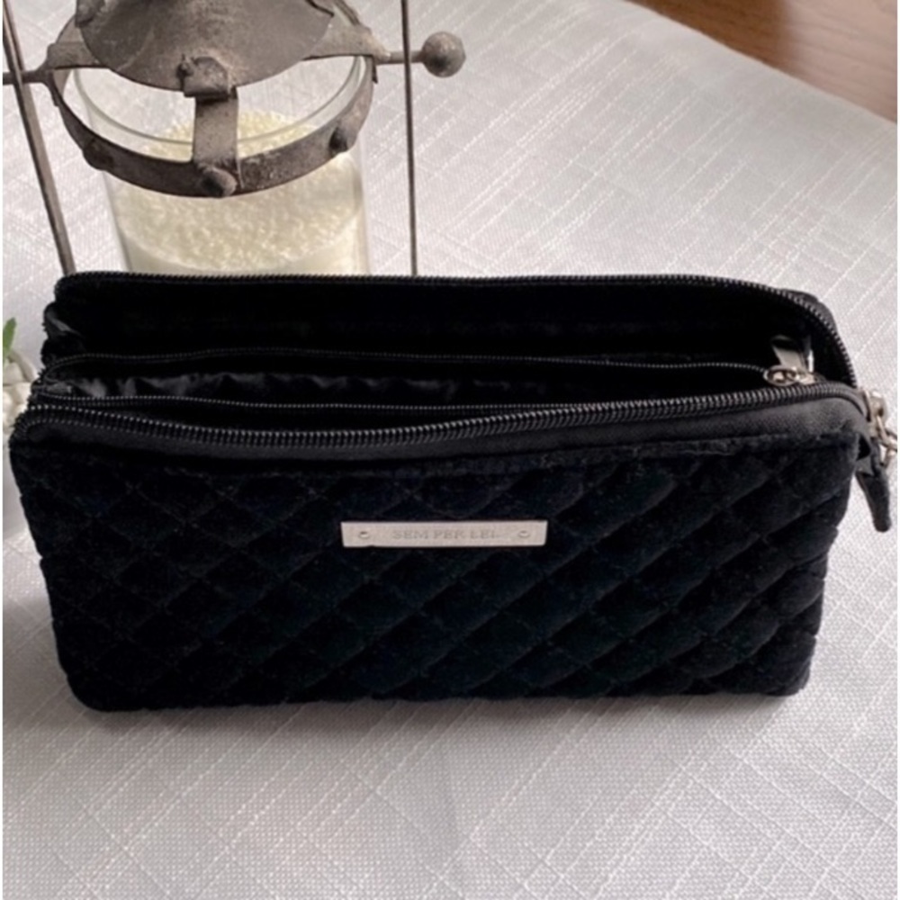 Semperlel clutch in black velvet​​​​​​​​​​​​​​​